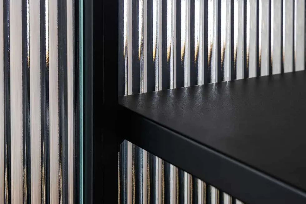 Moderne Vitrine AMSTERDAM 180cm schwarz gold Riffelglas Metall Highboard Schrank